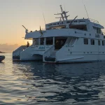 Vista posterior del Anahí al atardecer en aguas de Galápagos, ideal para rutas exclusivas y observación de fauna