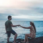 Pareja disfrutando un atardecer romántico en un crucero de lujo por Galápagos a bordo del Yate Anahi