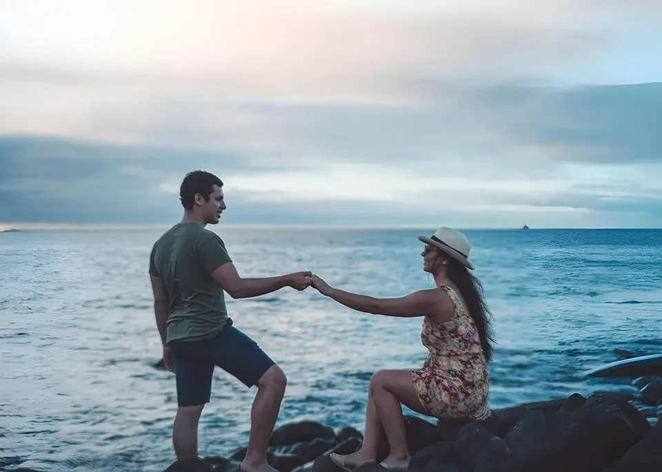Pareja disfrutando un atardecer romántico en un crucero de lujo por Galápagos a bordo del Yate Anahi